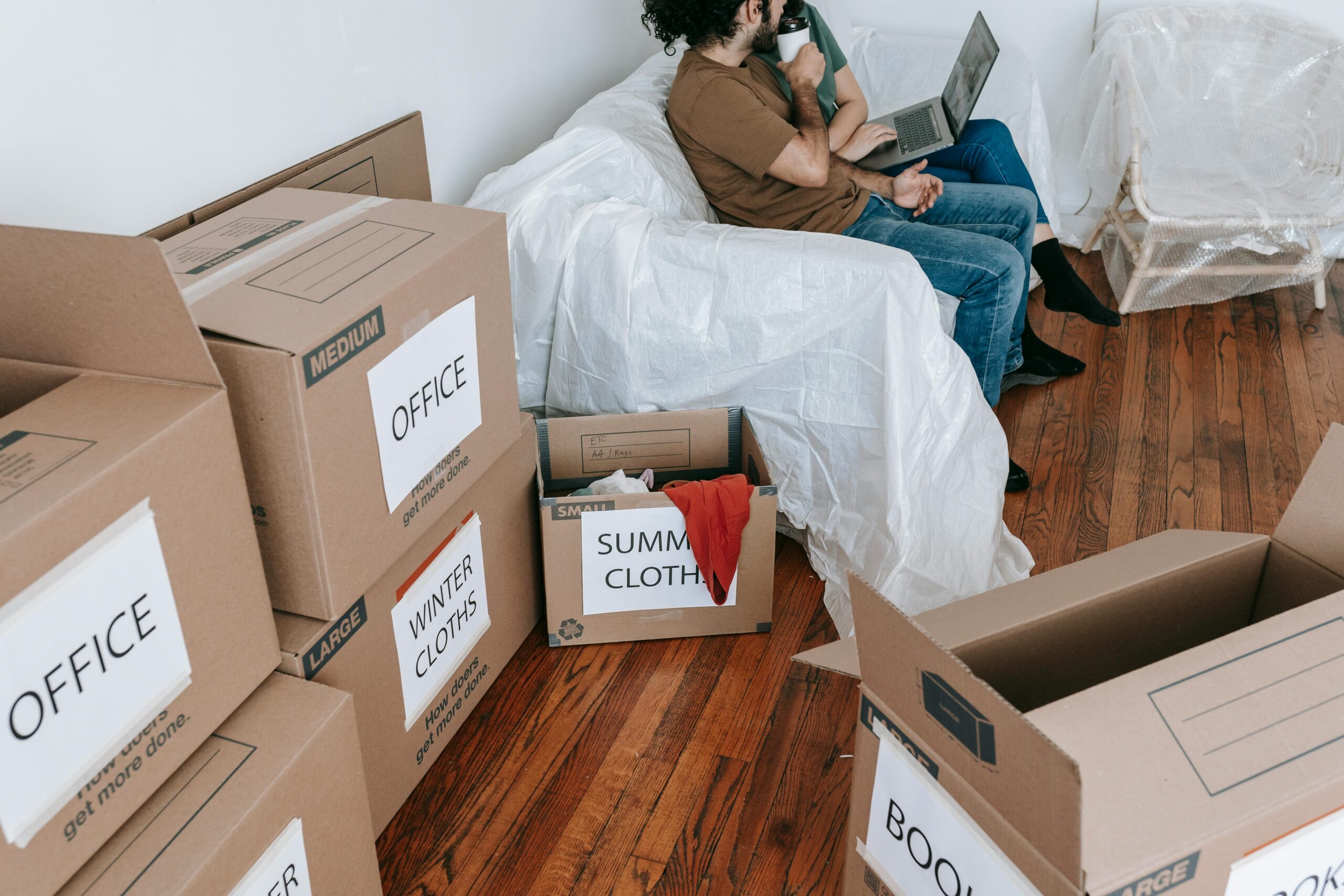 Moving boxes with different colored labels for each room to simplify unpacking