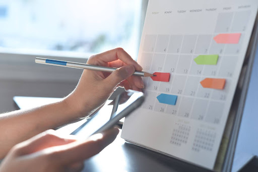 Planning a long-distance move using an 8-week calendar schedule
